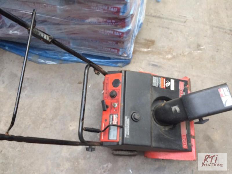 lot 39A image: MTD Snow Blower - Used, Working, MTD 321 Sno...