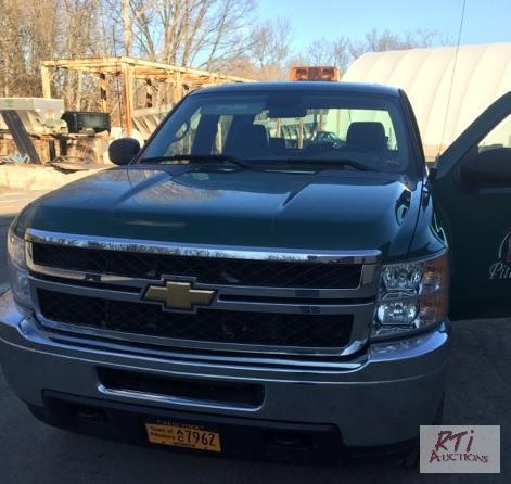 lot 4 image: 2011 Chevrolet Silverado 3500HD 2WD crew cab ...