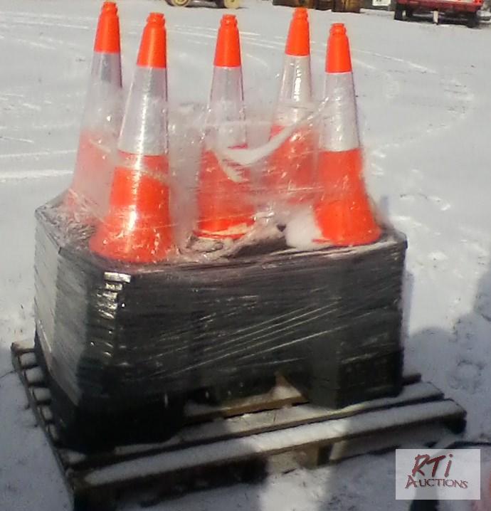 lot 41 image: (100) Traffic Cones, full size. Base is 14.5i...