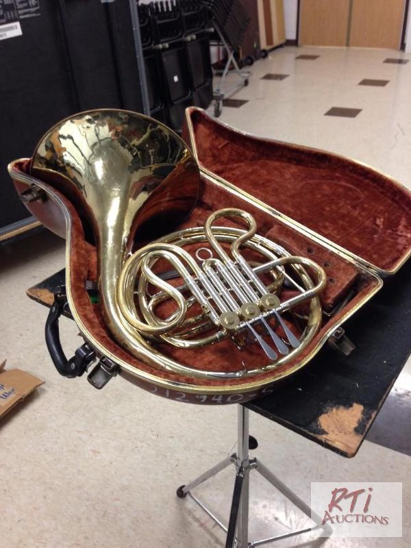 lot 46 image: Olds single French horn, SN 212940, poor con...