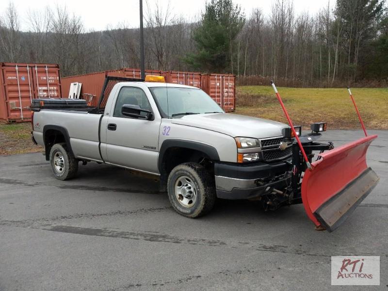 lot 6 image: 2005 CHEVY 2500 HD Silverado pickup 4x4 6.0L ...