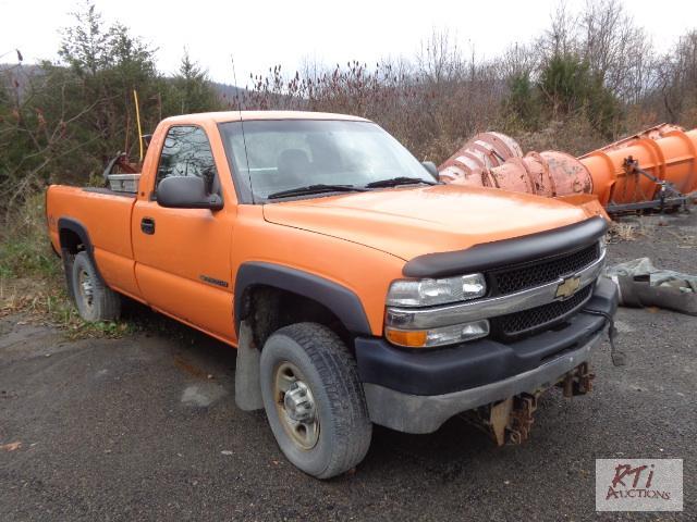 lot 7 image: 2002 Chevy 2500HD 4WD Pickup Truck, VIN 1GCH...