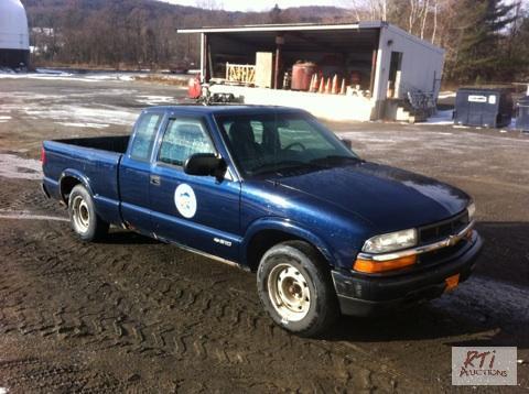 lot 10 image: 2003 Chevy S-10 Ext. Cab. VIN 1GCCS19X5382012...