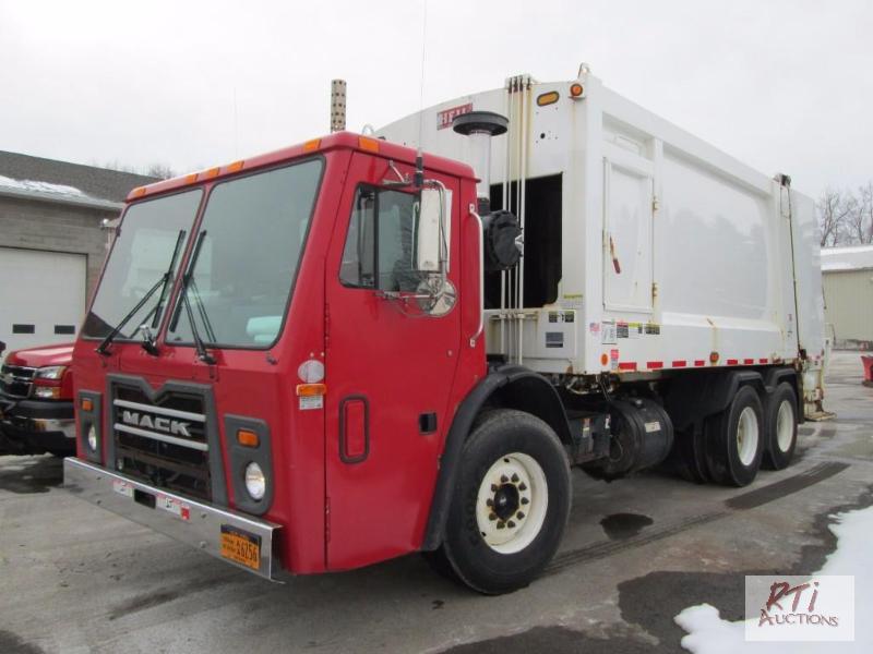lot 16 image: 2010 Mack LEU613 w Heil F-5000 25 cu. yd. pa...