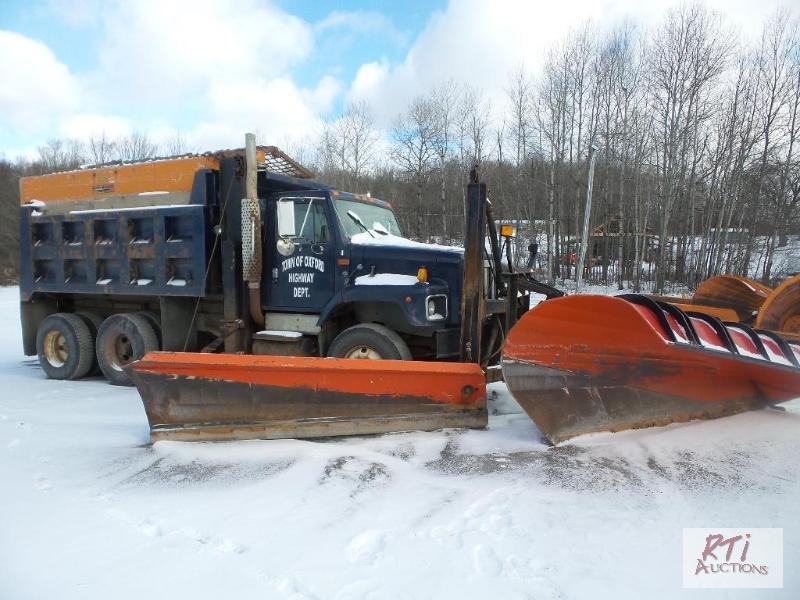 lot 17 image: 1999 IH 2674 TA PlowDumpSander Truck, VIN...