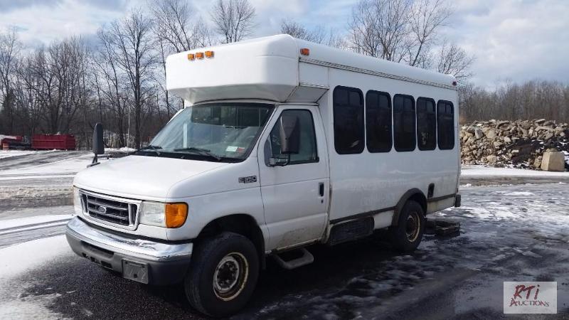 lot 21 image: 2005 Ford E350 bus, VIN# 1FDSE35L35HB08079, o...