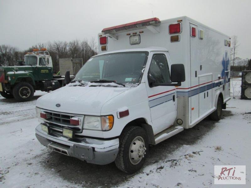 lot 22 image: 2001 Ford E450 Econoline Super Duty wambulan...