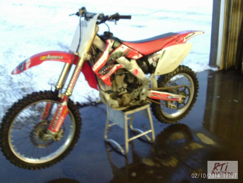 lot 25 image: 2007 Honda CRF250R Motocross dirt bike. 4 str...
