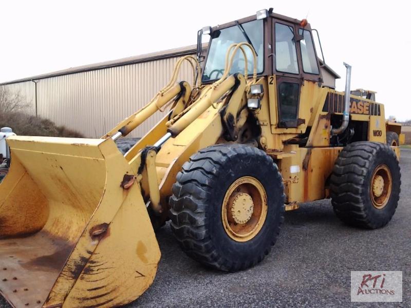 lot 27A image: Case W30 wheel loader new IH DT 468 engine 21...