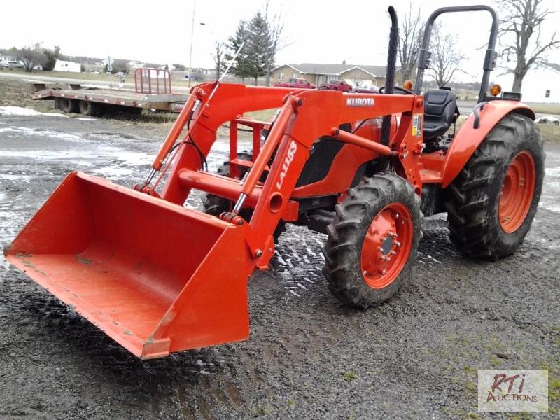 lot 28 image: Kubota M7040 SU tractorloader one year old ,...