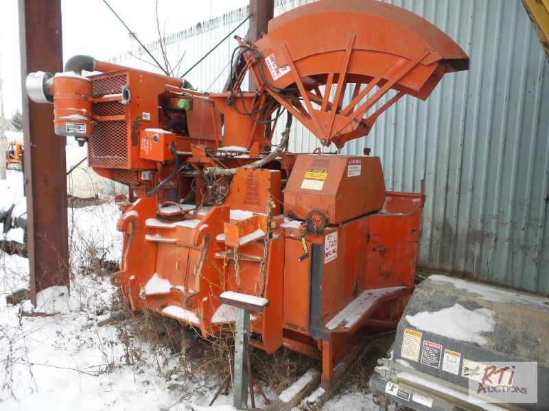 lot 32 image: FAIR Mfg. Wheel Loader mounted Snow Blower. 9...