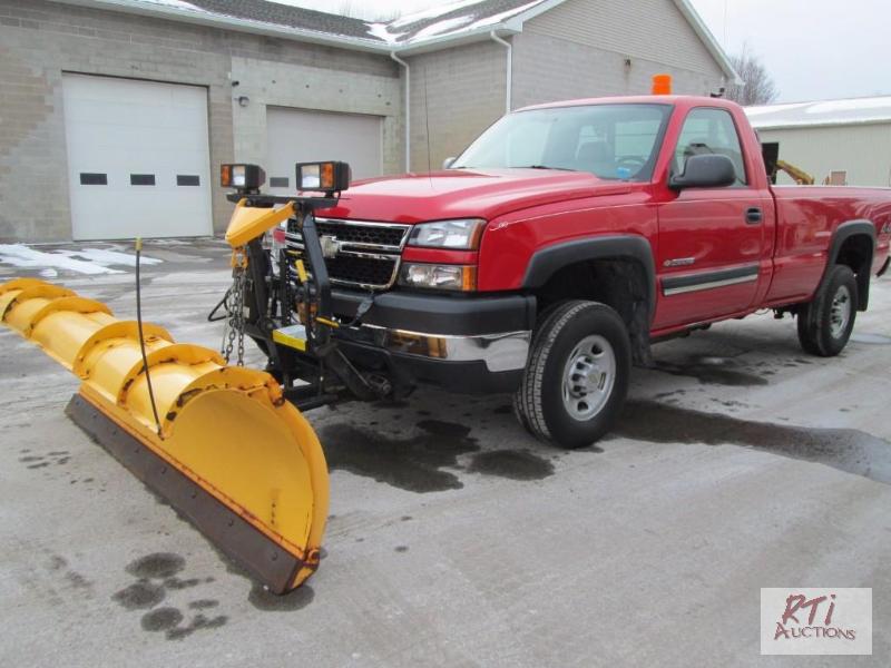 lot 4 image: 2006 Chevrolet 2500HD 4WD regular cab pickup,...