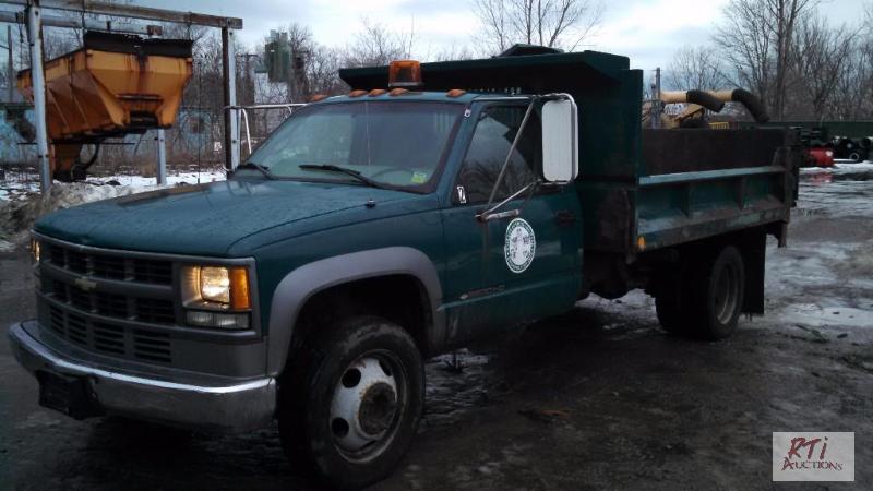 lot 5 image: 2001 Chevrolet 3500HD Dump. VIN 3BKC34G01M11...