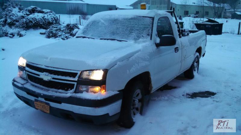 lot 7 image: 2006 Chevrolet Silverado Pickup. VIN 1GCEC14V...