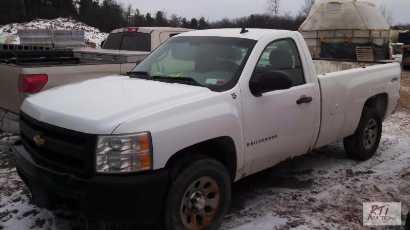 lot 9 image: 2008 Chevrolet Silverado Gas engine. Automati...