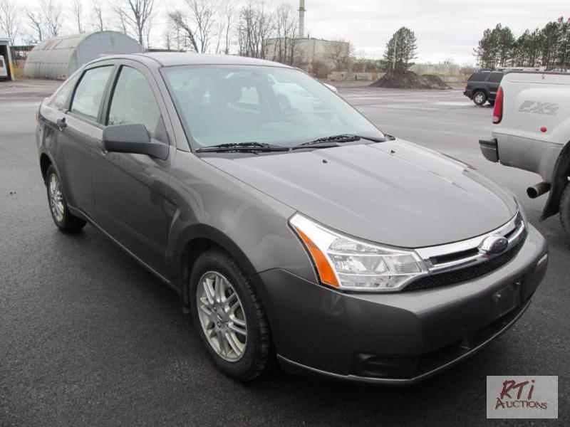 lot 6 image: 2009 Ford Focus 4DSD (#1146), VIN # 1FAHP35N8...