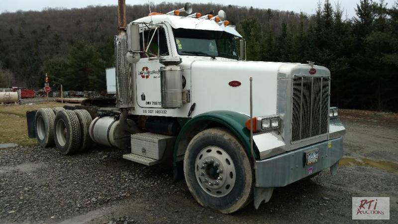 lot 1 image: 2001 Peterbuilt TA Tractor. Day Cab. Cumm...