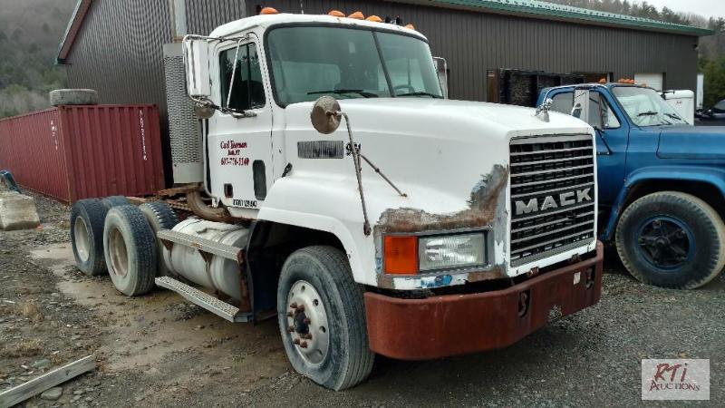 lot 2 image: 1995 Mack TA Tractor. Day Cab. Mack 350HP d...