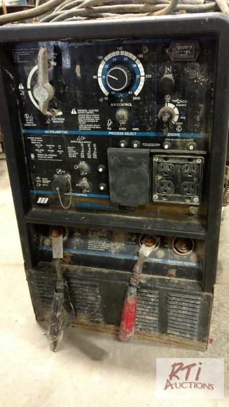 lot 40 image: Trailblazer Portable Welder 251. 732 Hours....
