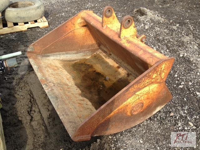 lot 100 image: 4 ft wide ditching bucket in good condition. ...