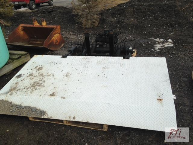 lot 112 image: Thieman model 4411H lift gate. Lift gate was ...