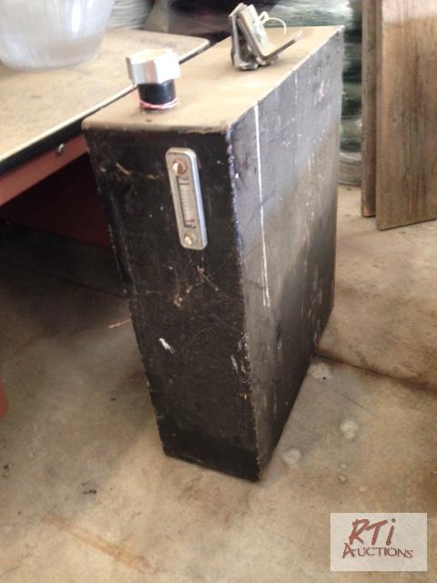 lot 122 image: 30 gallon hydraulic tank. All equipment sells...