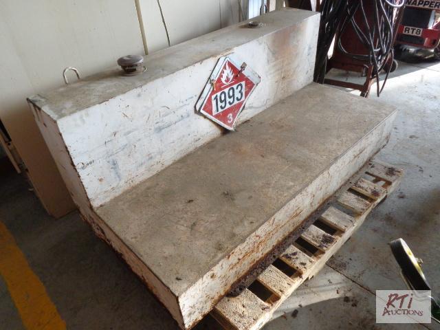 lot 126 image: Pickup truck fuel tender tank, approx 90 gall...