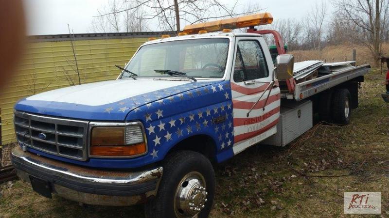 lot 13 image: 1992 Ford HD Roll back. VIN 2FDLF47M9NCA2909...