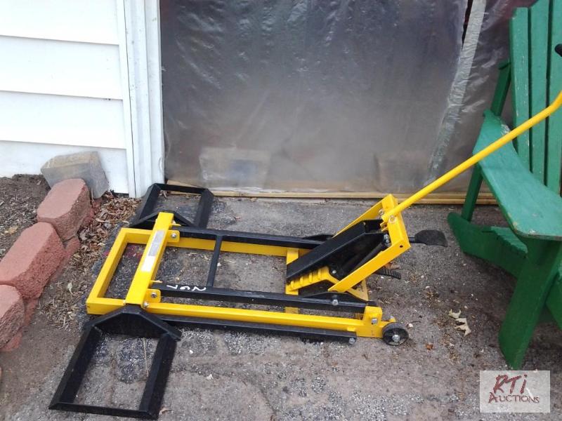 lot 133 image: Brand new lawn mower lift, never used. Item i...