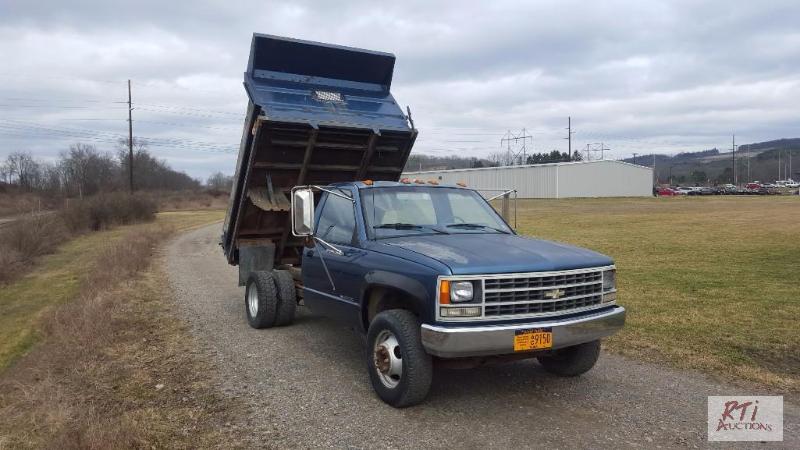 lot 14 image: 1990 CHEVY 3500 4WD SA Dump Truck, VIN 1GBH...