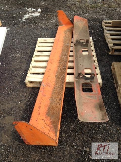 lot 148 image: Front bumper and spreader plate for 1995 Ford...