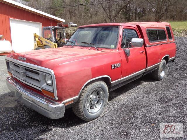 lot 15 image: 1990 DODGE RAM 250 2WD pickup truck, VIN 1B...