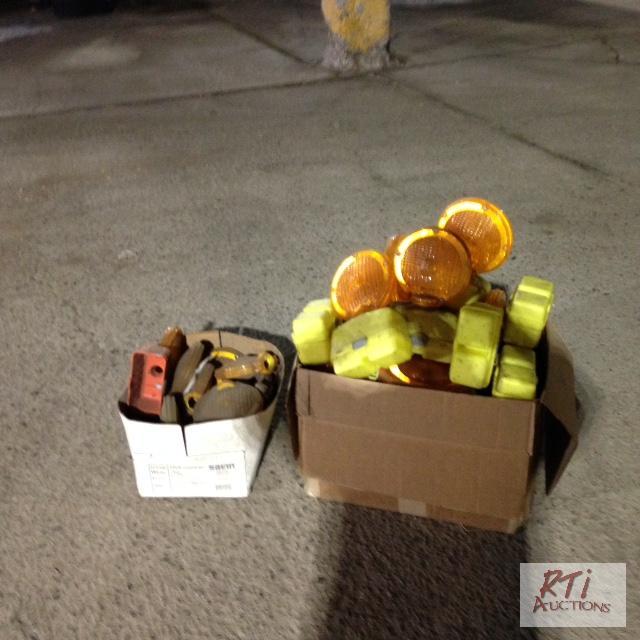 lot 152 image: Approx. 25 flashing barrel lights 6 volt batt...