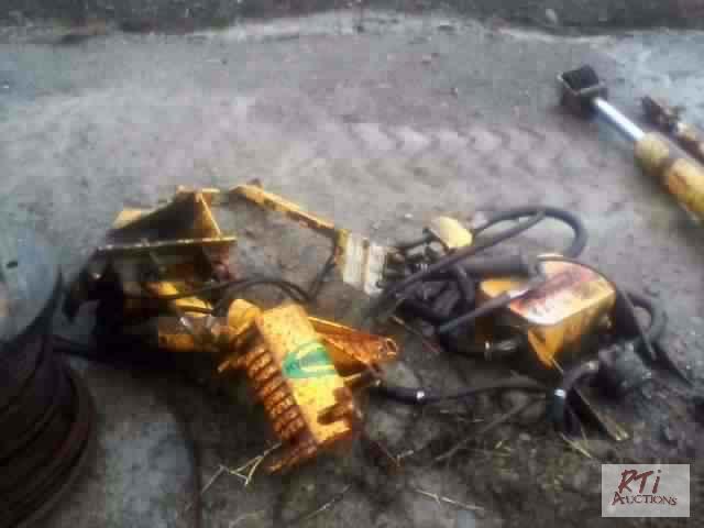 lot 154 image: Mower parts, Hydraulic cylinders &amp cable ...