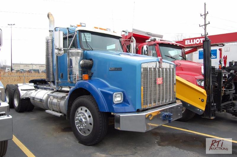 lot 16 image: 2011 Kenworth T800W Day cab. VIN1XKDDB0XXBJ2...