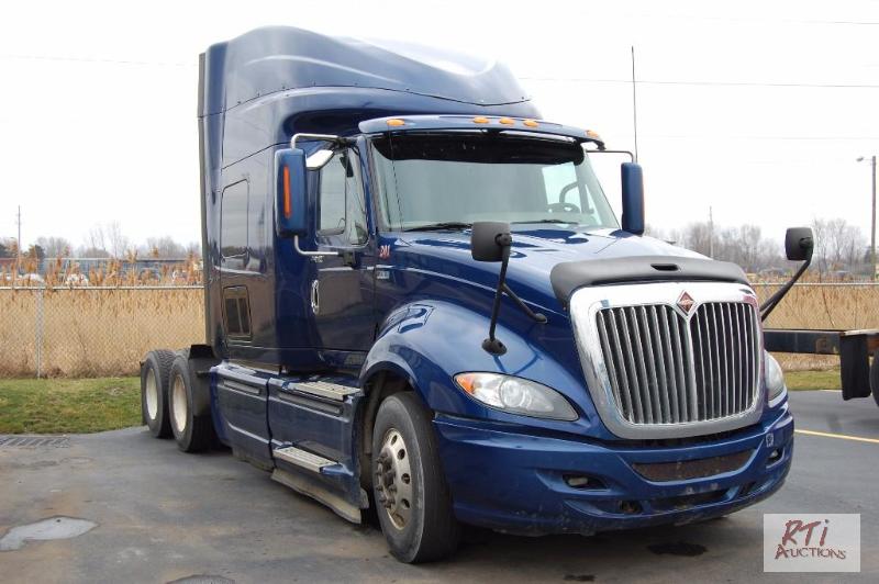 lot 17 image: 2011 International Prostar sleeper cab. VIN...