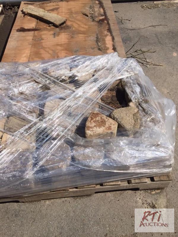 lot 180 image: Assorted pavers, quantity 1 partial pallet. ...