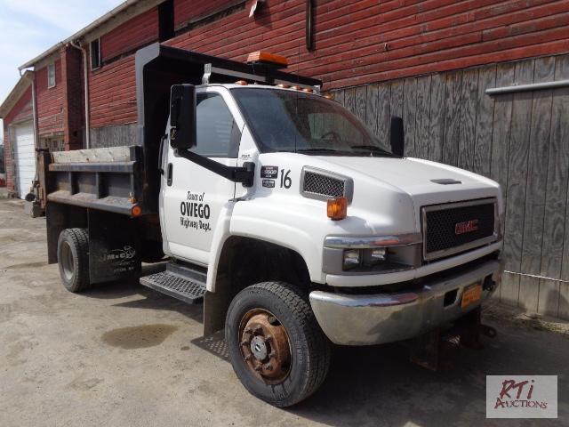 lot 20 image: 2009 CHEVY 5500 4WD SA DumpPlow Truck, VIN...