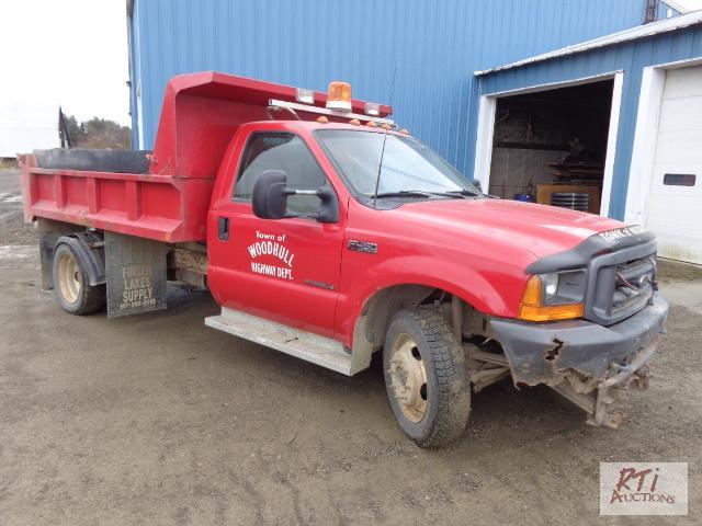 lot 21 image: 2000 FORD F-450 4WD SA Dumpplow truck, VIN...