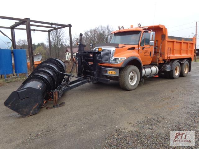lot 22 image: 2005 IH 7600 TA PlowDump Truck, VIN 1HTWXS...