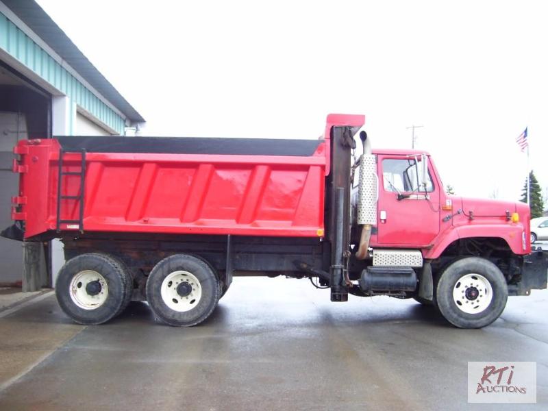 lot 24 image: 2002 IH TA Dump Truck, VIN1HTGLAET72H540578...