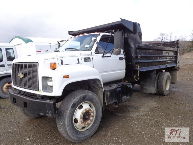 lot 25 image: 2001 CHEVY C7500 SA Dump Truck, VIN GBM7H1C...