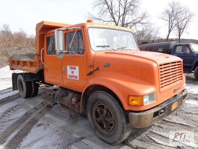 lot 27 image: 1995 IH 4700 SA Crew Cab Dump, VIN 1HTSCABM...