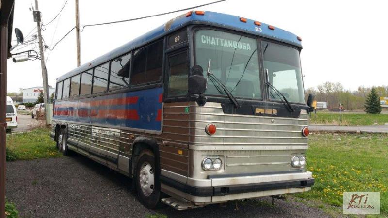 lot 36 image: 1989 MCI MC9 Special Motorcoach with full sea...