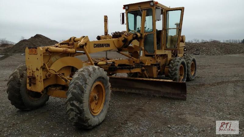lot 51 image: Champion 715A Road Grader. Detroit 453 diesel...