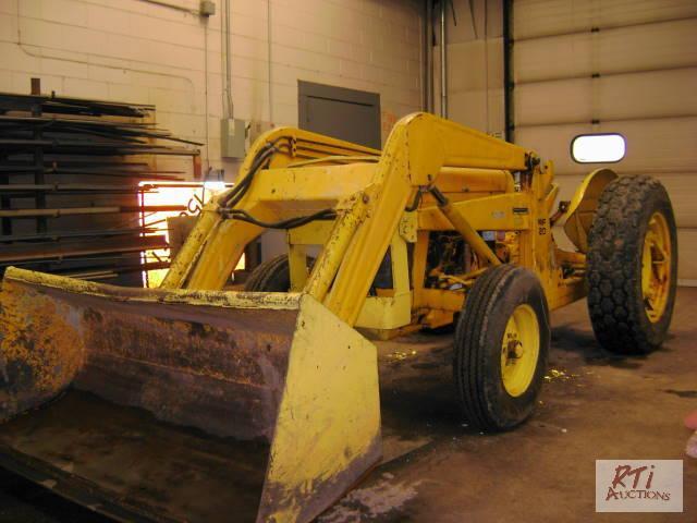 lot 72 image: Massey Ferguson Model 20 2WD tractor wloader...
