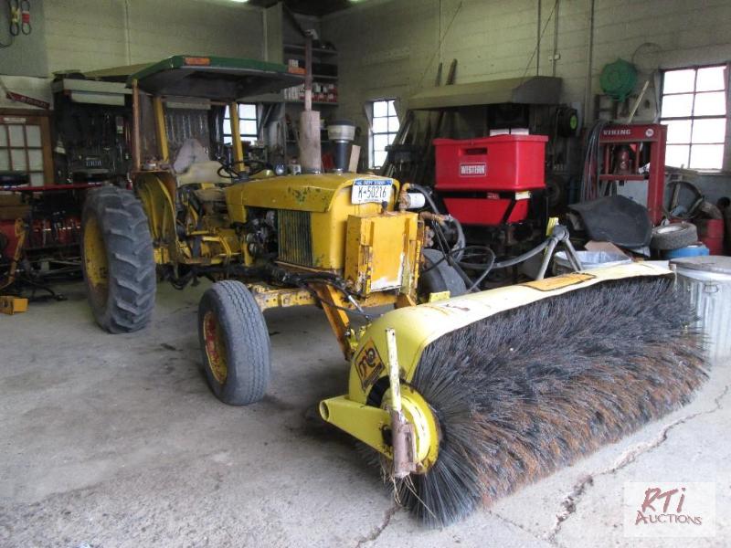 lot 73 image: John Deere 1020 2WD gas tractor, hour meter r...