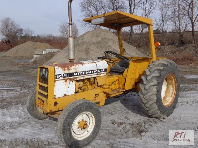 lot 77 image: INTERNATIONAL 240 Series A 2WD Tractor, ROPS ...