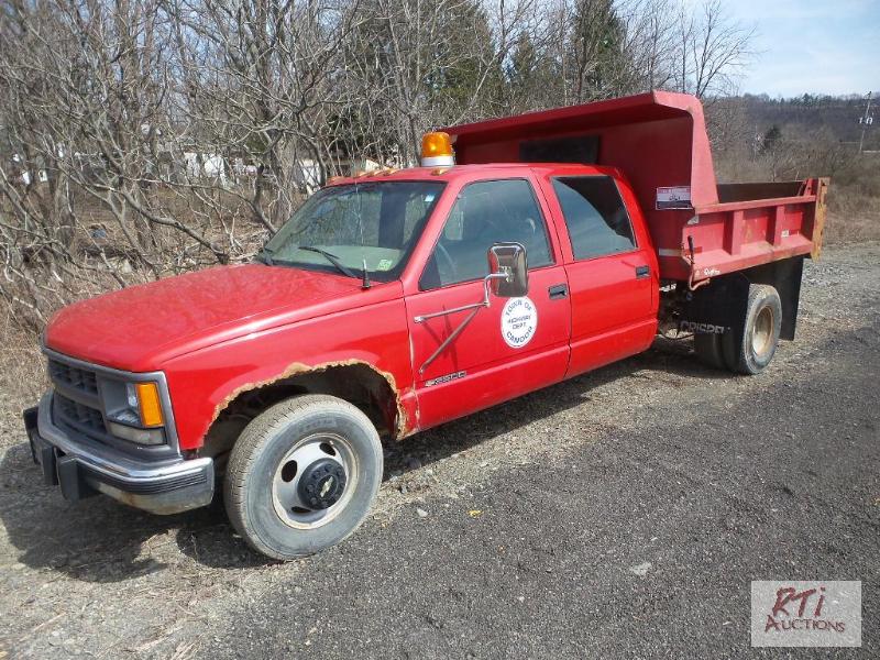 lot 8 image: 2000 CHEVY 3500 2WD Crew Cab SA Dump Truck, ...