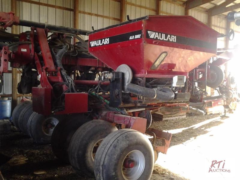 lot 86 image: 2010 CaseIH 1240 vacuum planter 12 row, hyd.c...